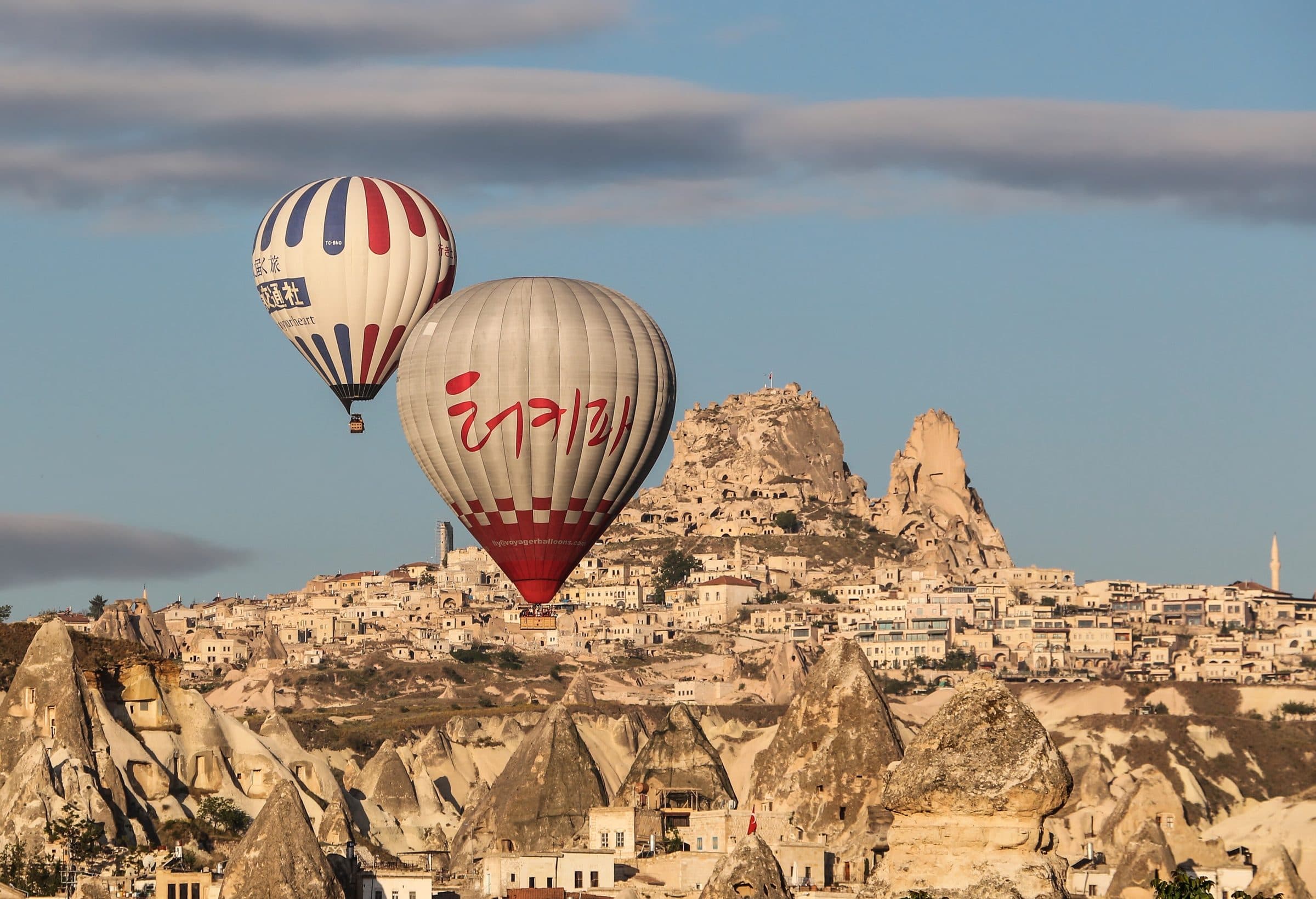 Kapadokya'da Uçhisar Kalesi üzerinde sıcak hava balonları